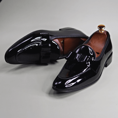 Introducing the "2650" in black patent leather, a remarkable pair of handmade premium shoes that exudes unparalleled sophistication and refined style. Crafted with meticulous attention to detail, these shoes are a true testament to the artistry of skilled artisans.

The "2650" boasts a striking design that combines timeless elegance with contemporary flair. The glossy black patent leather adds a touch of allure and instantly elevates any ensemble. Whether you're attending a formal event, a special occasion,