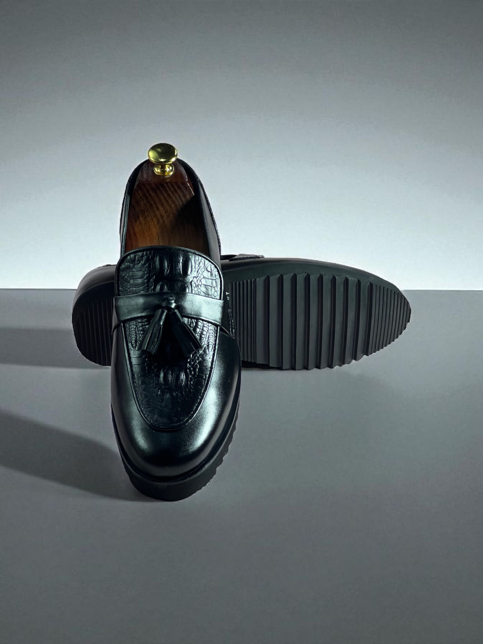 Verde Loafers are expertly handcrafted with all leather materials, providing a luxurious and durable moccasin-style shoe. The perfect choice for those seeking both style and comfort, these loafers are versatile and timeless. Elevate your footwear game with AS -Verde Loafers.