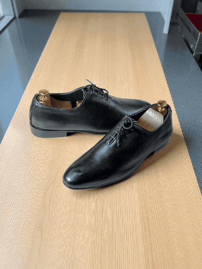 Crafted with expert precision, the AS -Obsidian shoes combine quality handmade leather with premium materials. These shoes boast durability and style, making them a must-have for any fashion-forward individual. Step into comfort and sophistication with AS-Obsidian.