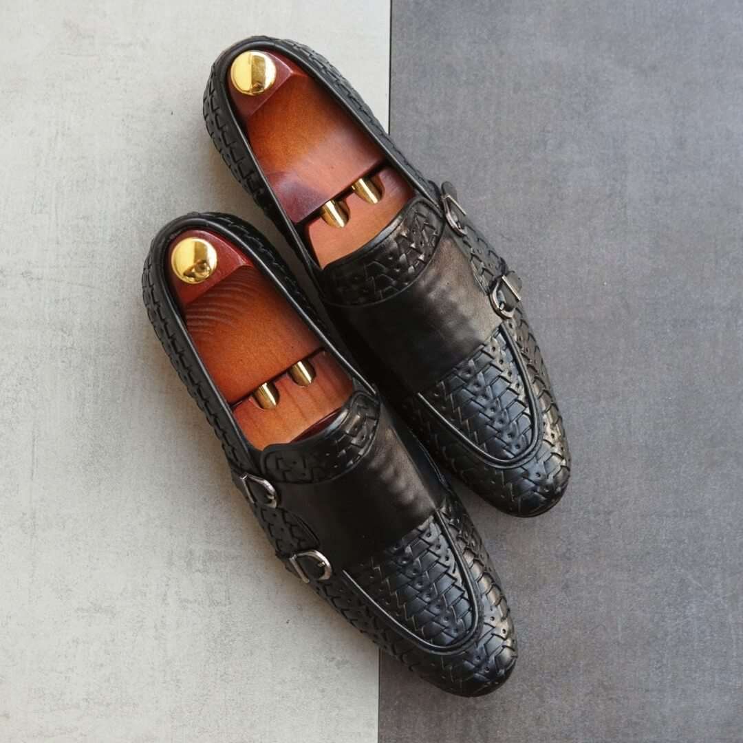 AS- 2525 DBBLK -Adler Shoes Makes Pakistan Best Handmade Leather Shoes.● Upper: 100% Original Aniline Leather ● Sole: 100% Original Cow Leather Sole ● Lining: Anti-bacterial lining with added comfort ● Warranty: 3-Month Repair Warranty