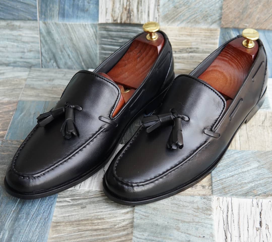 AS-2802 -Adler Shoes Makes Pakistan Best Handmade Leather Shoes.● Upper: 100% Original Aniline Leather ● Sole: 100% Original Cow Leather Sole ● Lining: Anti-bacterial lining with added comfort ● Warranty: 3-Month Repair Warranty