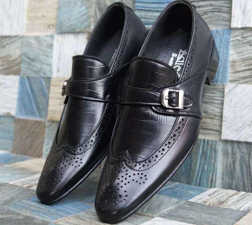 AS 2600-BLK -Adler Shoes Makes Pakistan Best Handmade Leather Shoes.● Upper: 100% Original Aniline Leather ● Sole: 100% Original Cow Leather Sole ● Lining: Anti-bacterial lining with added comfort ● Warranty: 3-Month Repair Warranty